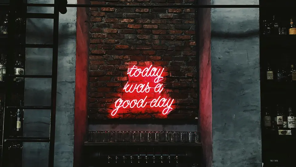 Napis neonowy LED świecący na ciemnej ścianie, poglądowy kadr generowany